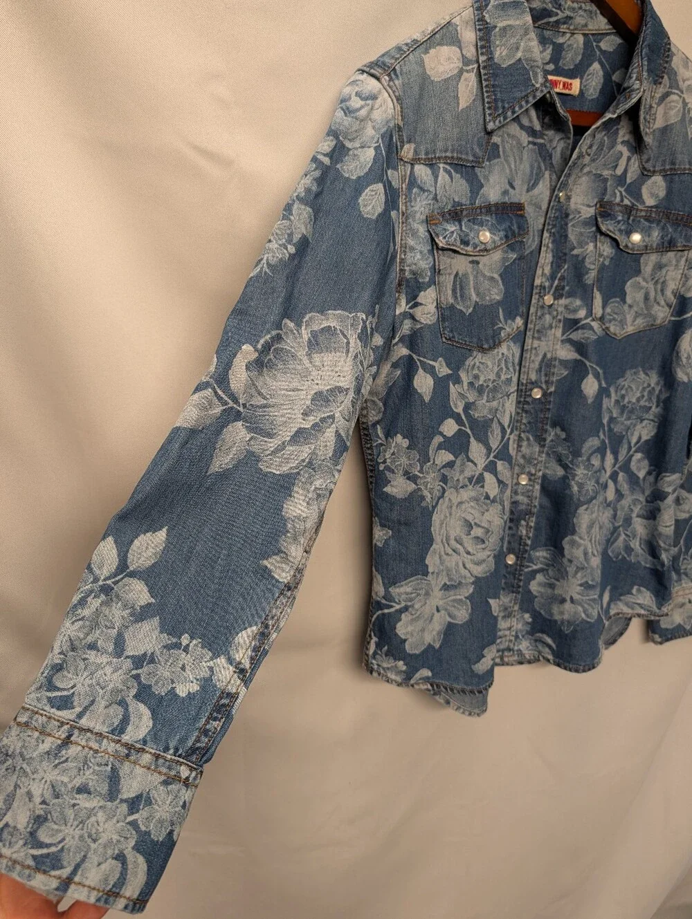 Johnny Was 💙 Rialto Light Blue Floral Denim Snap-Front Shirt Size Medium EUC - Picture 5 of 12